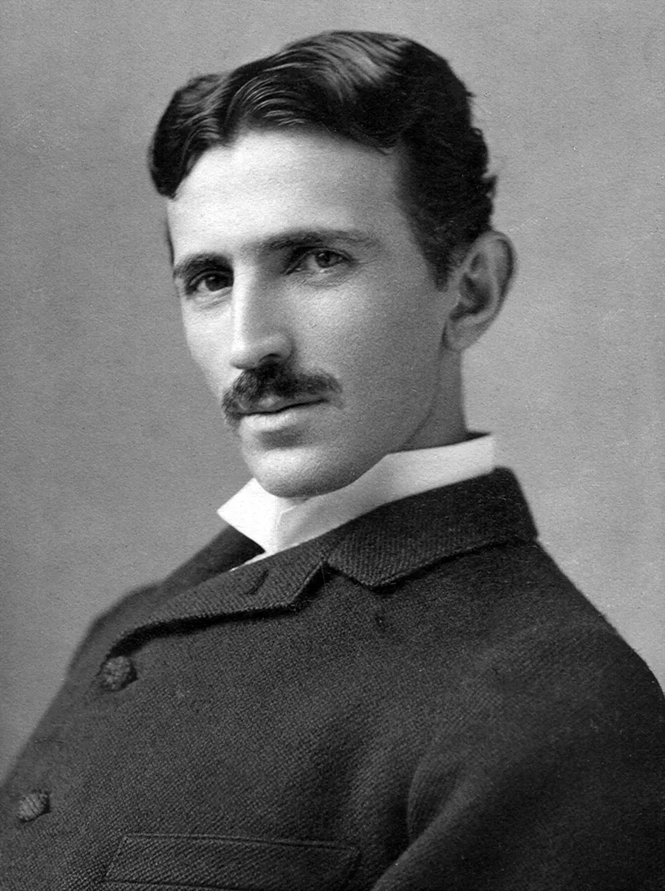 Nikola Tesla hacia 1890, inventor del motor de inducción de corriente alterna.