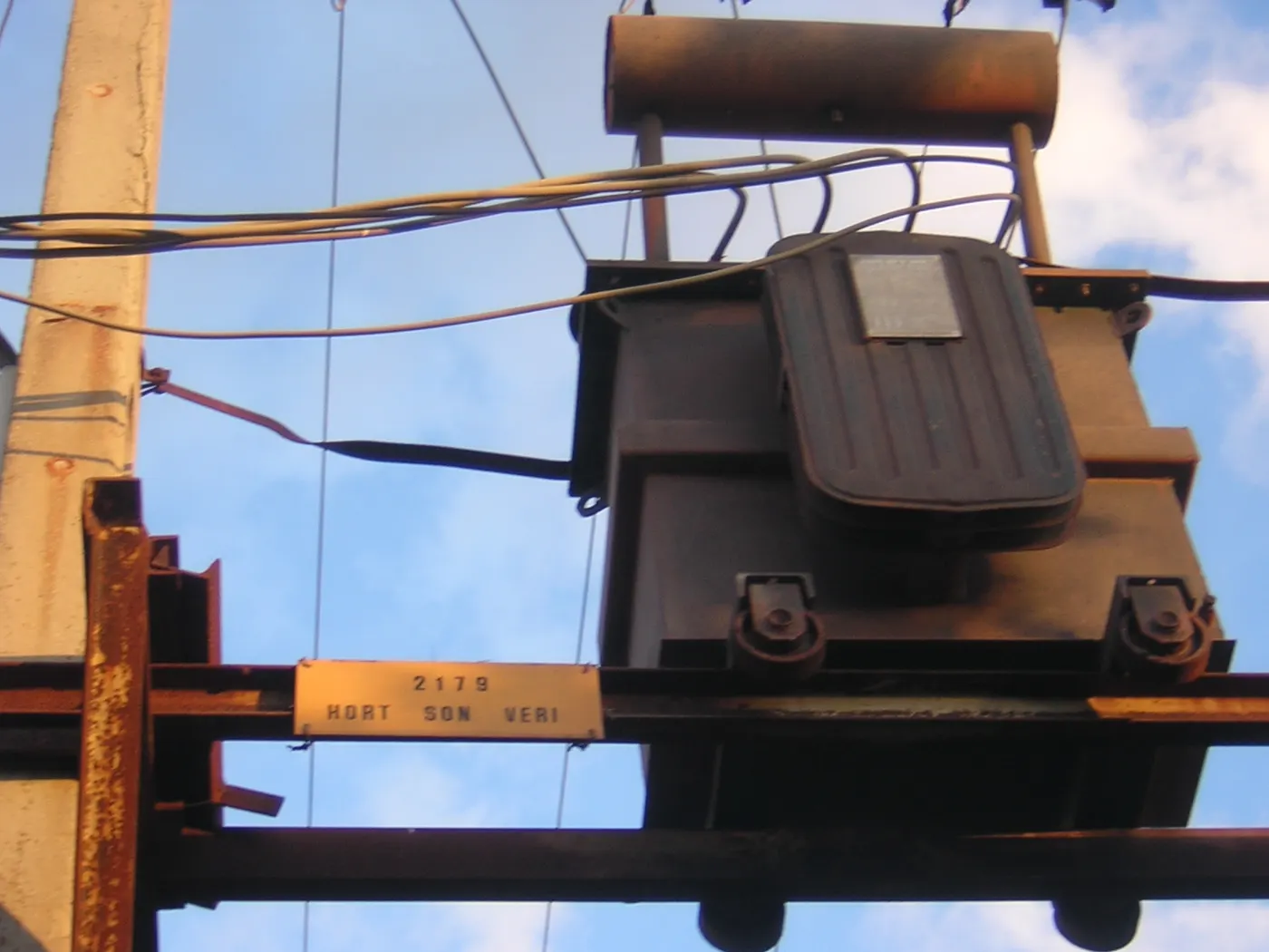 Transformador de distribución montado en un poste, habitual en zonas rurales.